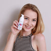 Frau mit Diamond Smile Zahnbleaching Schaum