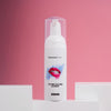 Diamond Smile Zahnbleaching Schaum vor pinken Hintergrund