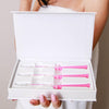 Frau mit Diamond Smile Zahnbleaching Gel in der Hand