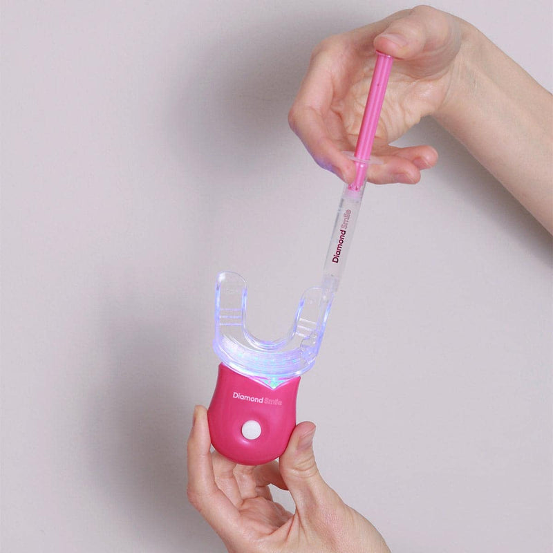 Frau mit Zahnbleaching Mundstück und Zahnbleaching Gel, Zahnbleaching Kit