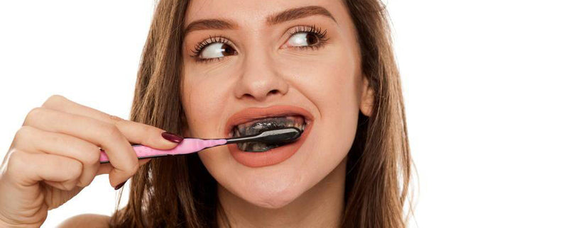 Weiße Zähne wie ein Star-Zahnbleaching zu Hause