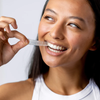 Frau mit Anwendung von PAP+ Zahnbleaching Streifen von Diamond Smile