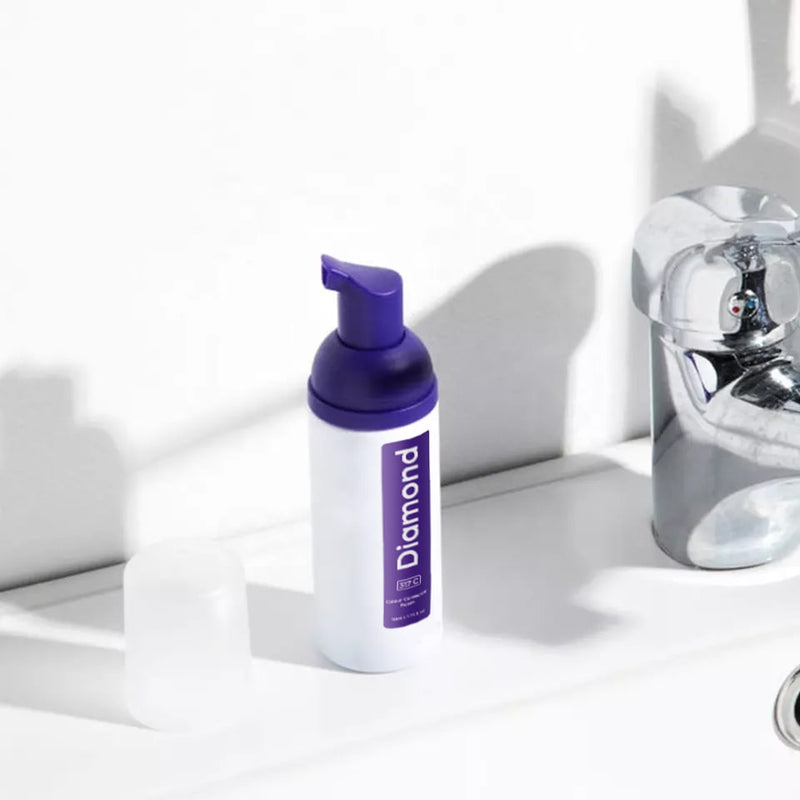 Diamond Smile Lila Zahnbleaching Farbkorrektur Schaum vor weißen Hintergrund im Bad