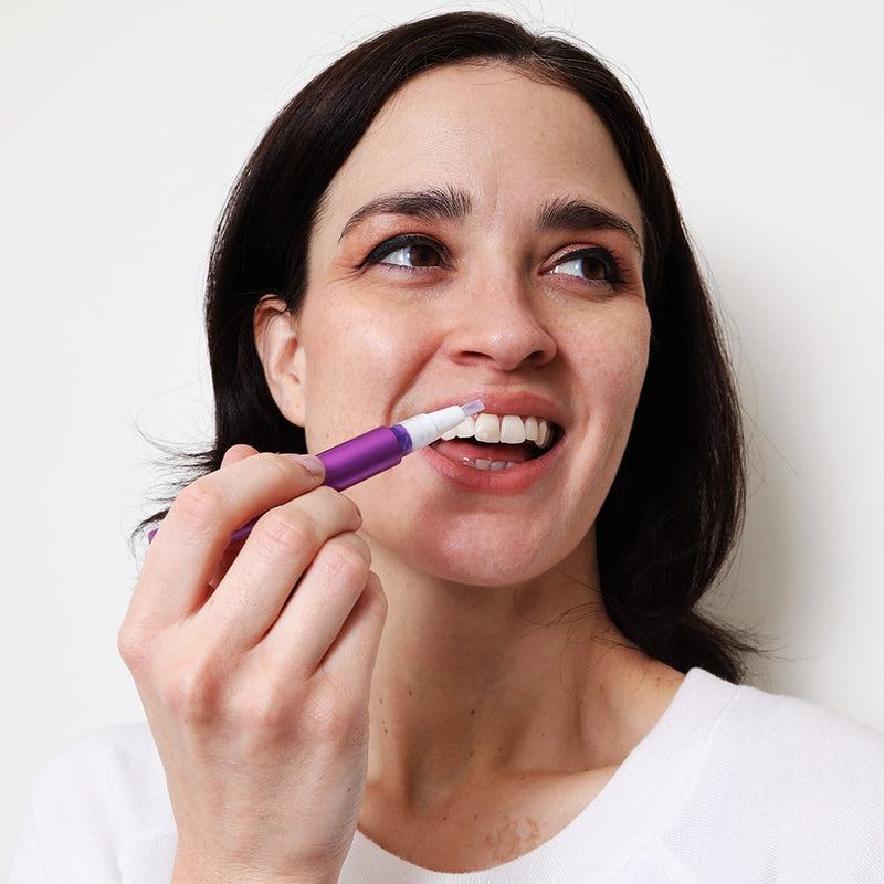 Frau mit Diamond Smile Lila Zahnbleaching Stift - Farbkorrektur Farbkorrektur Pen