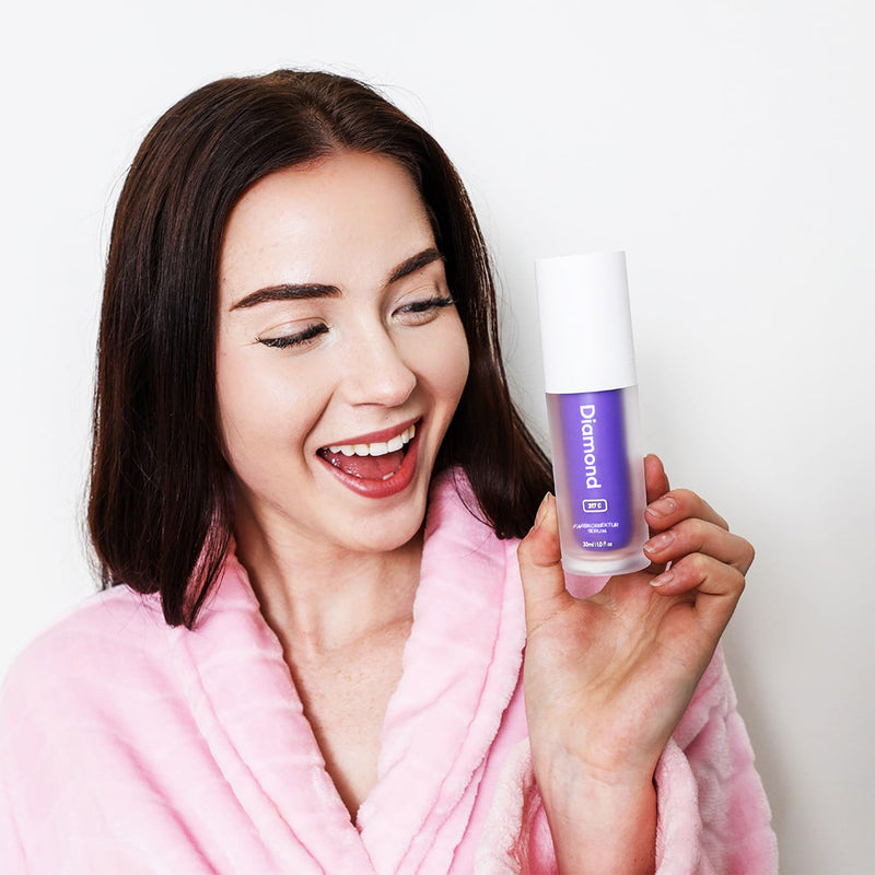 Frau mit Diamond Smile Lila Zahnbleaching - Farbkorrektur Serum in der Hand