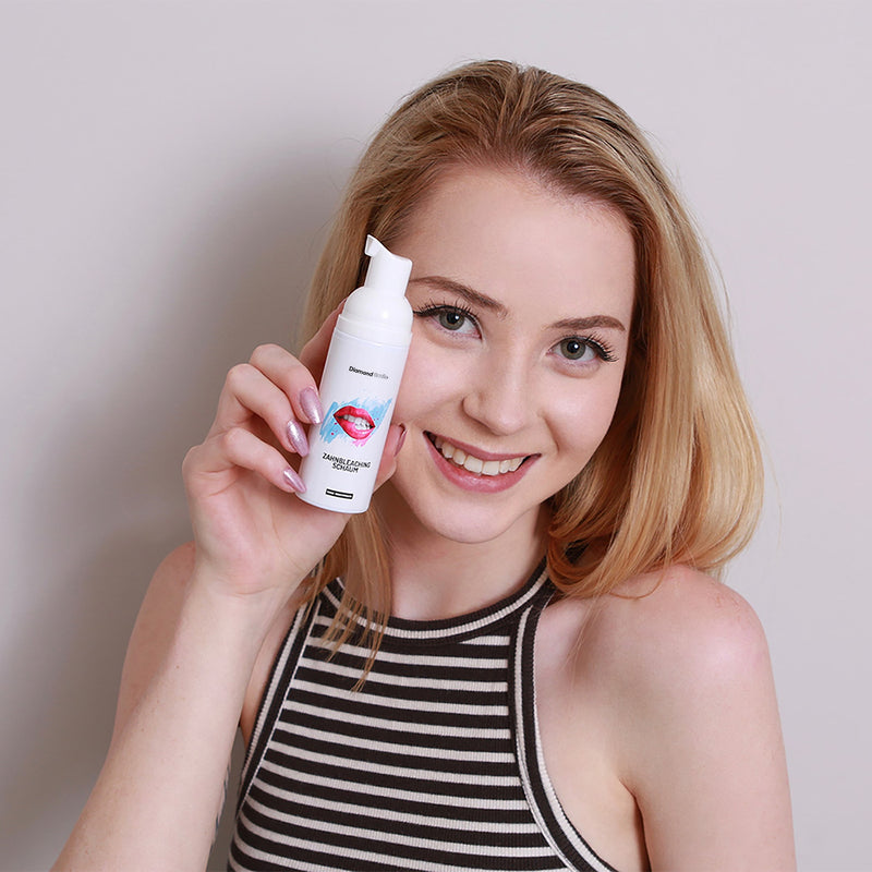 Frau mit Diamond Smile Zahnbleaching Schaum