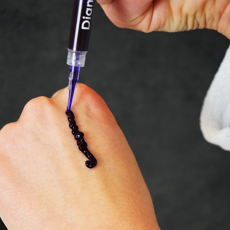 Lila Zahnbleaching Gel auf der Hand von Diamond Smile