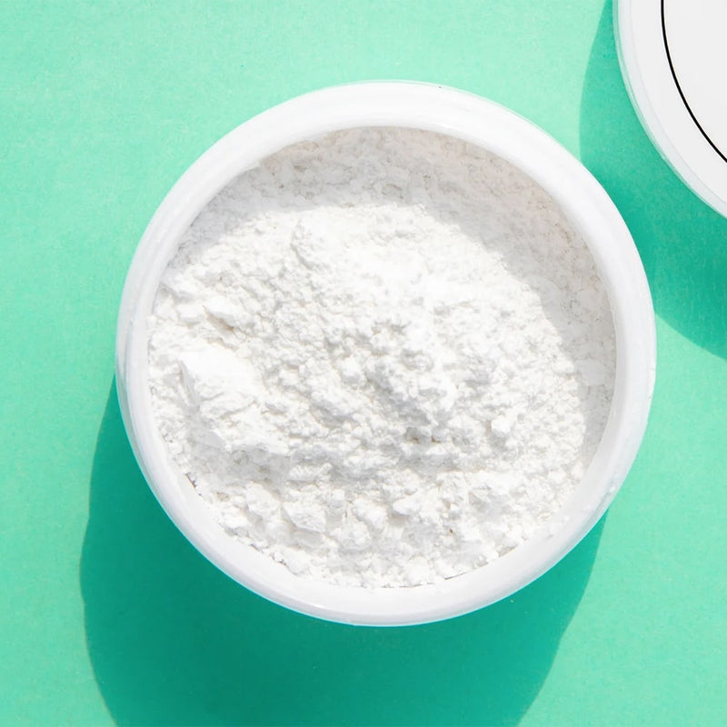 Diamond Smile Zahnbleaching PAP+ Pulver in einem Reagenzglas mit grünem Hintergrund