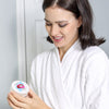 Frau mit Diamond Smile Zahnbleaching PAP+ Pulver