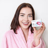 Frau mit Diamond Smile Zahnbleaching PAP+ Pulver zum Zähne putzen in der Hand