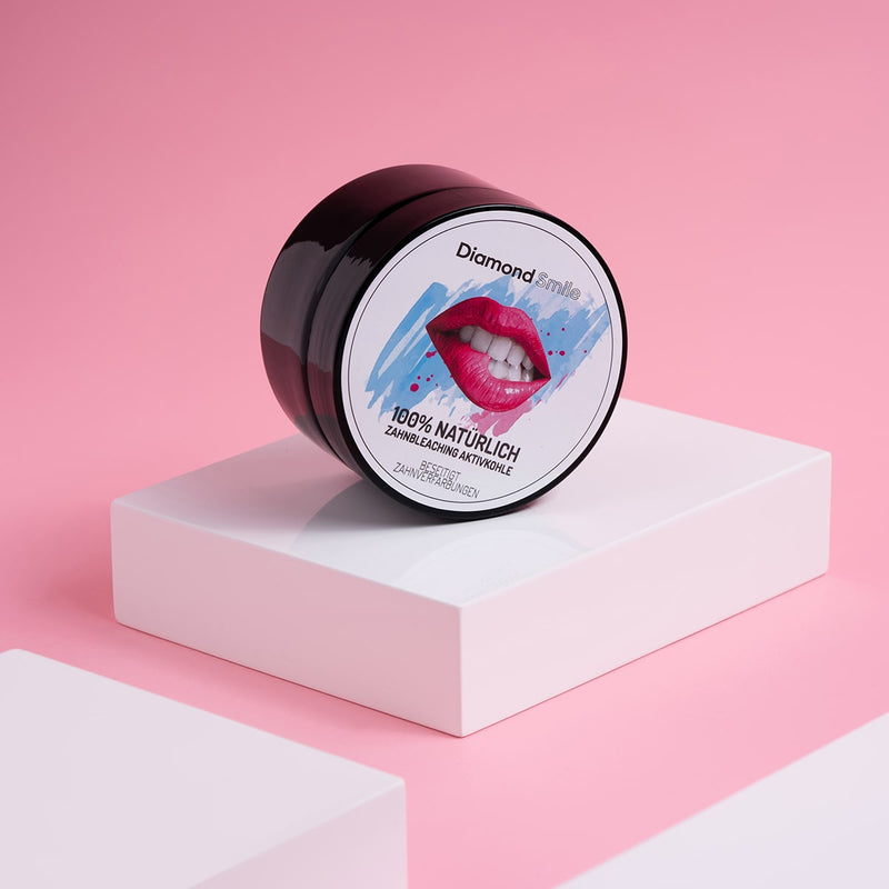 Zahnbleaching Aktivkohle zur Zahnaufhellung mit pinken Hintergrund von Diamond Smile