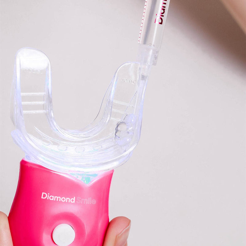 Zahnbleaching Gel wird auf ein Zahnbleaching Mundstück gefüllt mit Zahnbleaching Gel Spritze