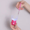Ein Zahnbleaching Mundstück und Zahnbleaching Gel in einer Spritze zur Zahnaufhellung für zu Hause