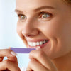 Frau Anwendung von Zahnbleaching Streifen zur Zahnaufhellung für zu Hause