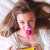 Frau mit Zahnbleaching Mundstück zur Zahnaufhellung im Bett