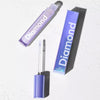 Kobieta nakłada sztyft Diamond Smile Bleaching Glow Stick na zęby w domu