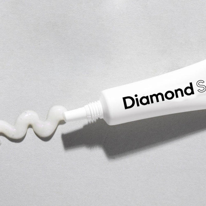 Efekt przed i po wybielaniu zębów żelem PAP+ Diamond Smile u kobiety w okularach
