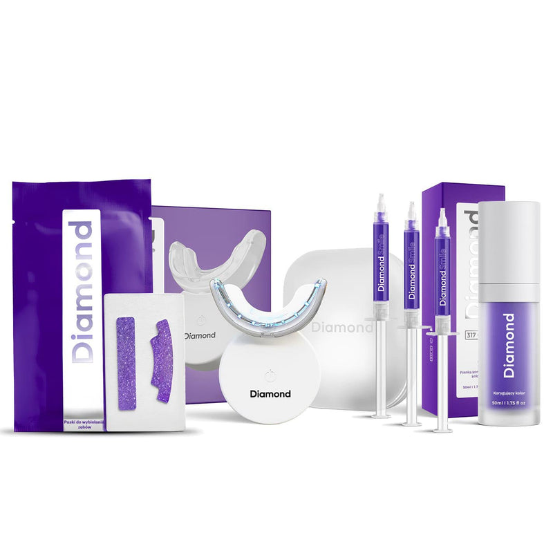 Kobieta uśmiecha się z włączoną niebieską lampą LED Diamond Smile podczas wybielania zębów.